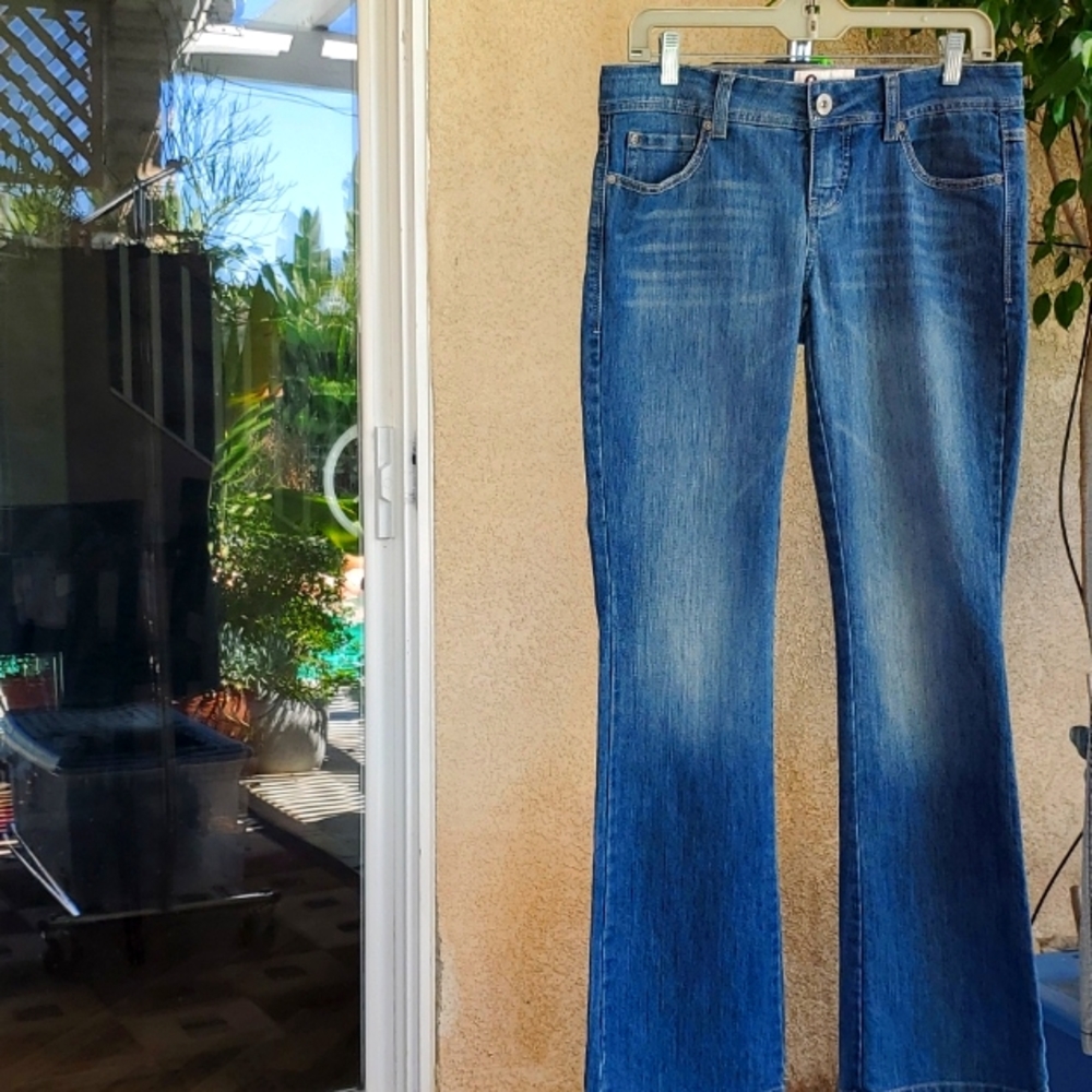 SO LOW RISE, FLARRED HEM, WOMEN'S DENIM JEAN SIZE 9